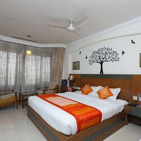 Oyo 1081 Hotel Sindhu International Tirupati Buitenkant foto