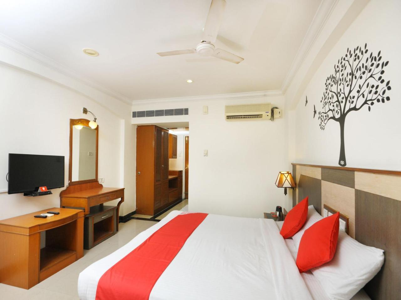Oyo 1081 Hotel Sindhu International Tirupati Buitenkant foto