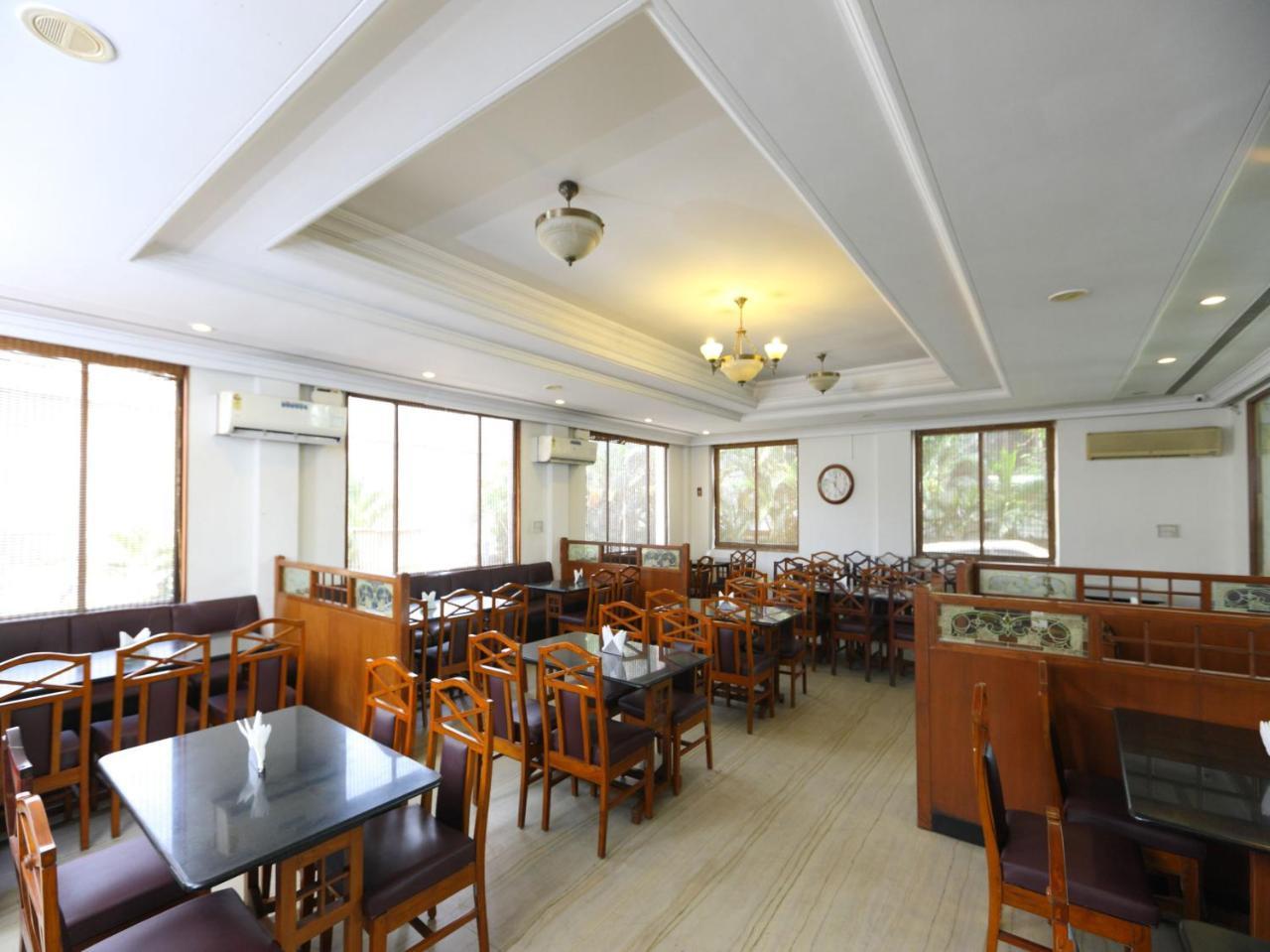 Oyo 1081 Hotel Sindhu International Tirupati Buitenkant foto