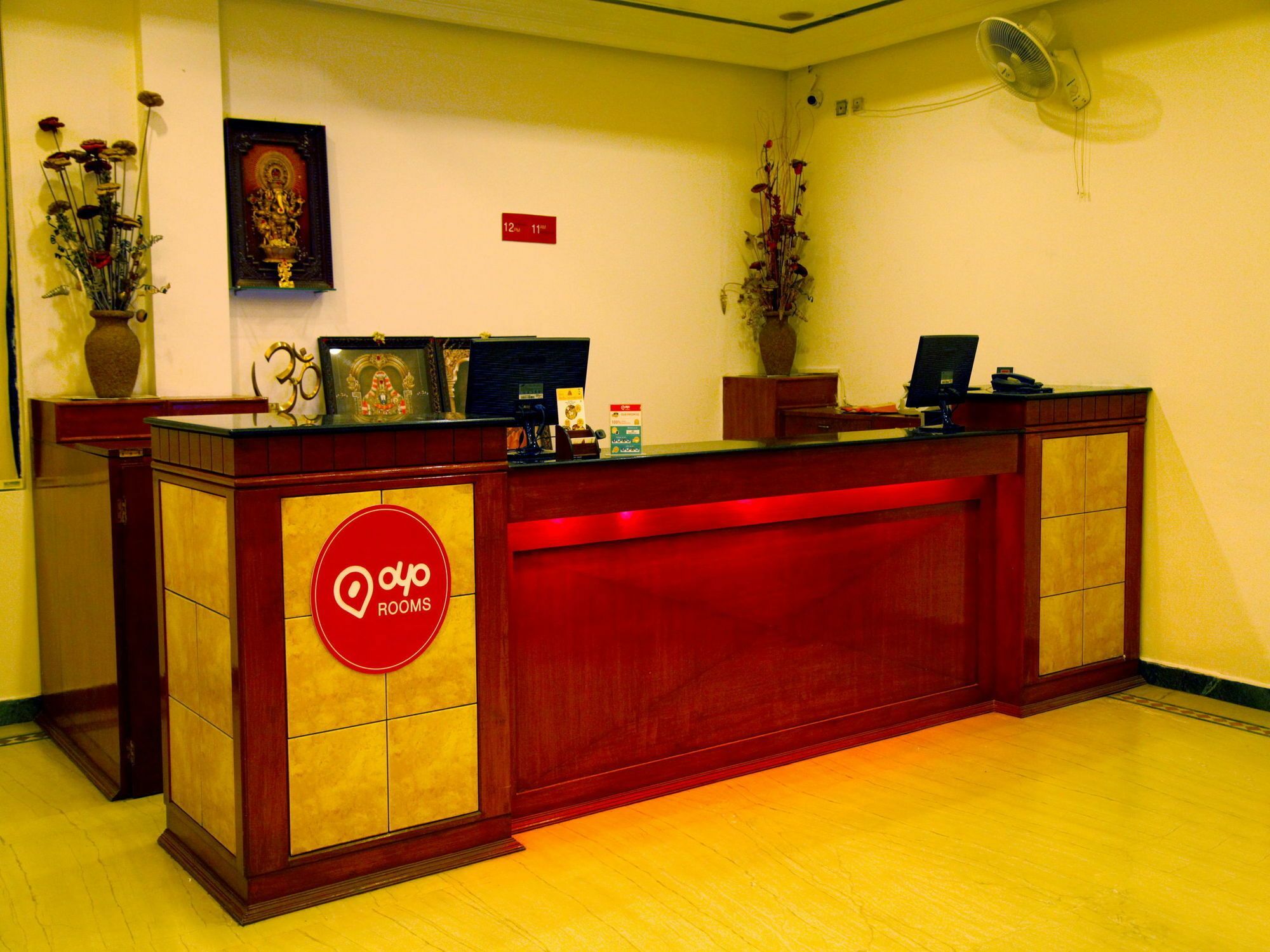 Oyo 1081 Hotel Sindhu International Tirupati Buitenkant foto